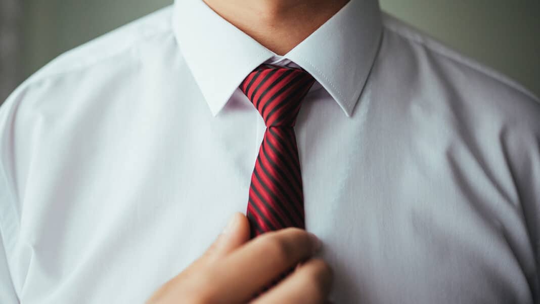 Comment choisir et porter une cravate fine homme ?